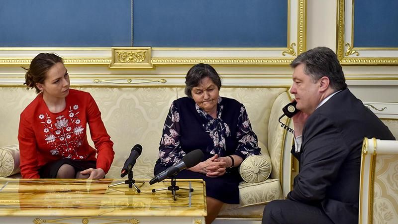 Порошенко вмовив Савченко припинити голодування