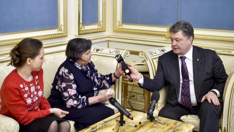 Появились подробности первого разговора Порошенко с Савченко