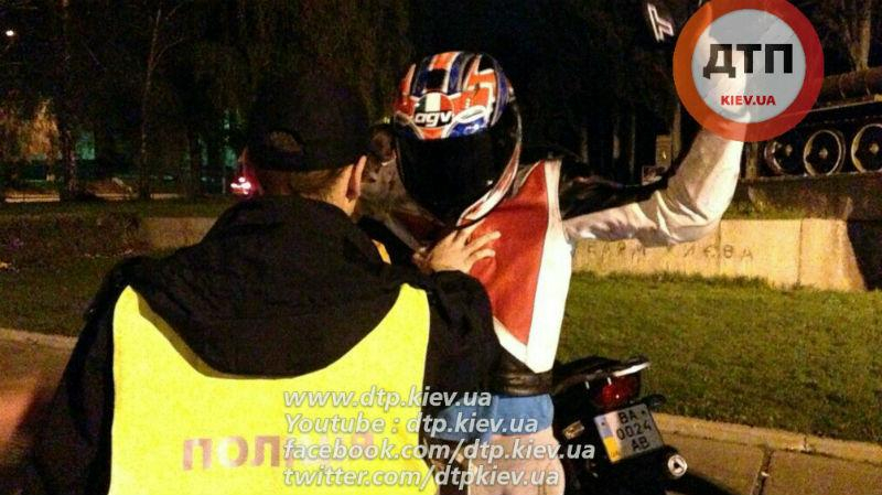 Пьяный мотоциклист сбил пешехода, а затем совершил скандал и чуть не избил копа