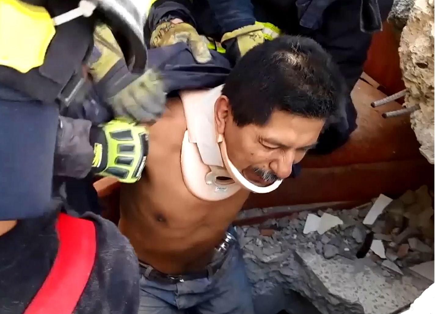 Моя дружина вже купила труну, — врятований чоловік після землетрусу в Еквадорі Моя дружина вже купила труну, — врятований чоловік після землетрусу в Еквадорі