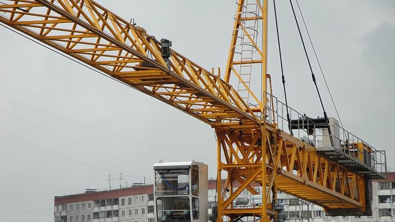 Строительный кран упал в Умани: есть жертвы и пострадавшие Строительный кран упал в Умани: есть жертвы и пострадавшие