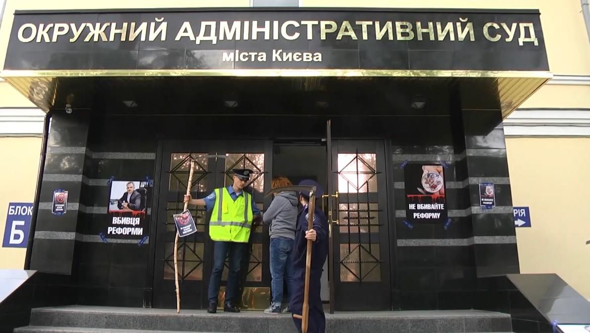 Киевские милиционеры через суд хотят попасть в полицию Киевские милиционеры через суд хотят попасть в полицию