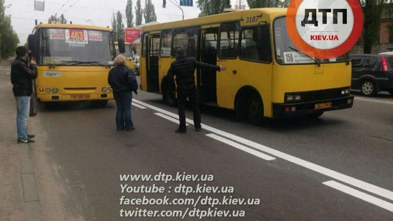 Дві маршрутки зіштовхнулись у Києві: затори близько 5 кілометрів