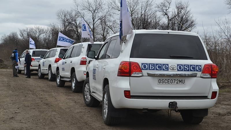 Наблюдатели ОБСЕ нашли сгоревшую машину с телами боевиков