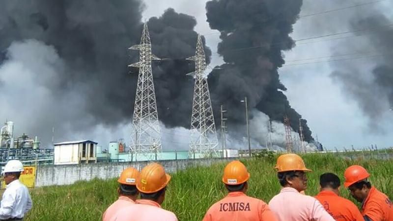 В Мексике стремительно увеличилось количество жертв взрыва на нефтеперерабатывающем заводе