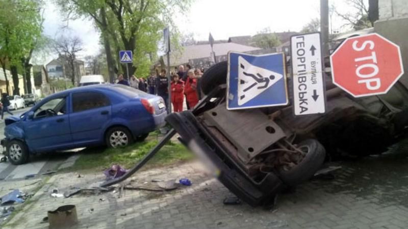 В страшній аварії зіштовхнулись Chery та ВАЗ: в останній ніхто не вижив В страшній аварії зіштовхнулись Chery та ВАЗ: в останній ніхто не вижив