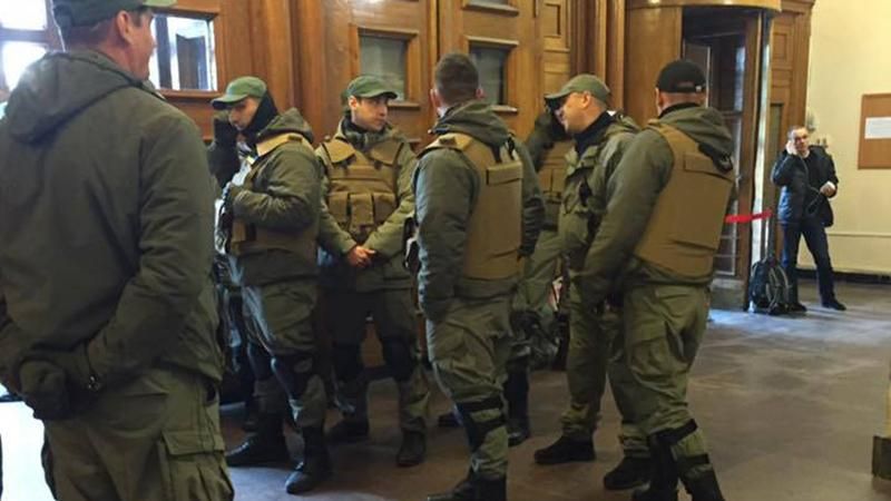 Неизвестные в форме избили депутатов в Киевсовете, — свободовец