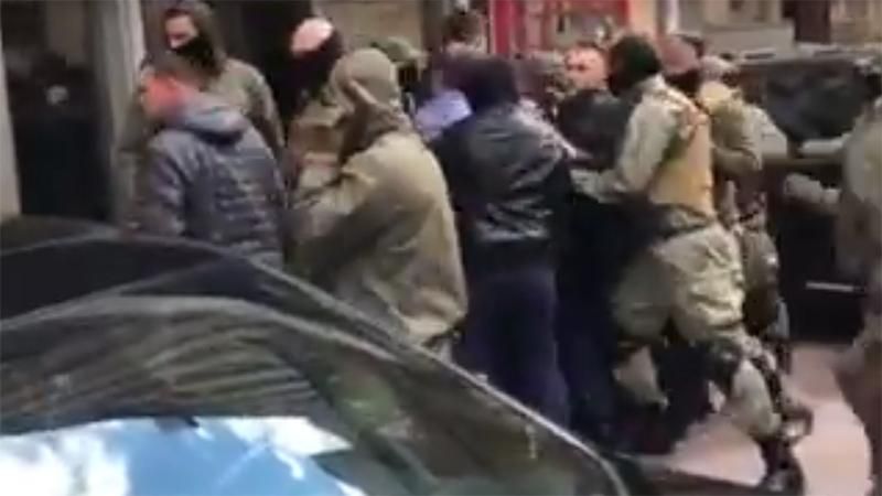 Бійка у Київраді: півсотні осіб забрали до райвідділку, п'ятеро поїхали до лікарні Бійка у Київраді: півсотні осіб забрали до райвідділку, п'ятеро поїхали до лікарні