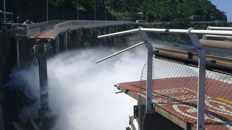 Велодоріжка обвалилась над прірвою в океан, є загиблі: з'явились фото та відео Велодоріжка обвалилась над прірвою в океан, є загиблі: з'явились фото та відео