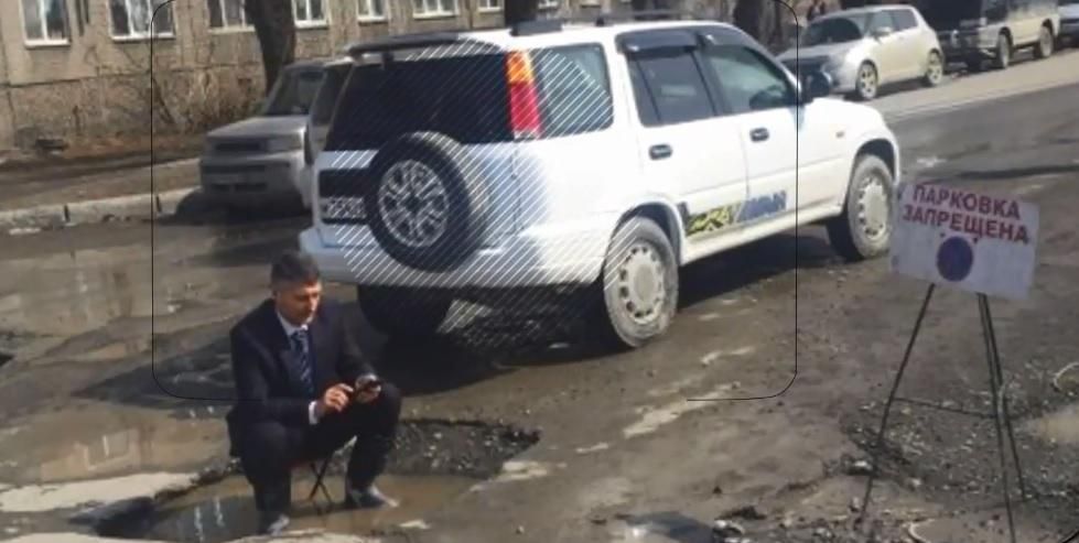 Возмущенный россиянин организовал остроумный пикет в луже Возмущенный россиянин организовал остроумный пикет в луже