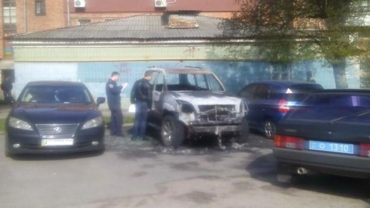 У Харкові спалили машину екс-регіоналу, якому погрожував Кернес: з’явились фото У Харкові спалили машину екс-регіоналу, якому погрожував Кернес: з’явились фото