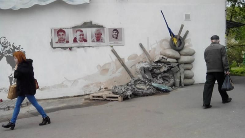 Вандалы грубо изуродовали стелу Героям Небесной Сотни: опубликованы фото Вандалы грубо изуродовали стелу Героям Небесной Сотни: опубликованы фото