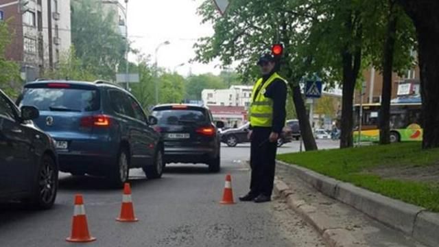 Нахабне пограбування у Києві: грабіжники вкрали з машини 2 мільйони 