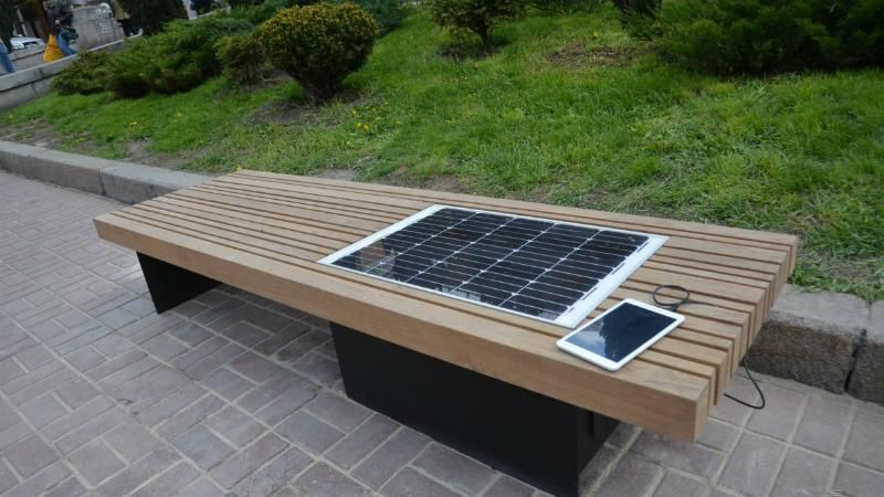 Как выглядит лавочка, от которой на Крещатике можно зарядить телефон Как выглядит лавочка, от которой на Крещатике можно зарядить телефон