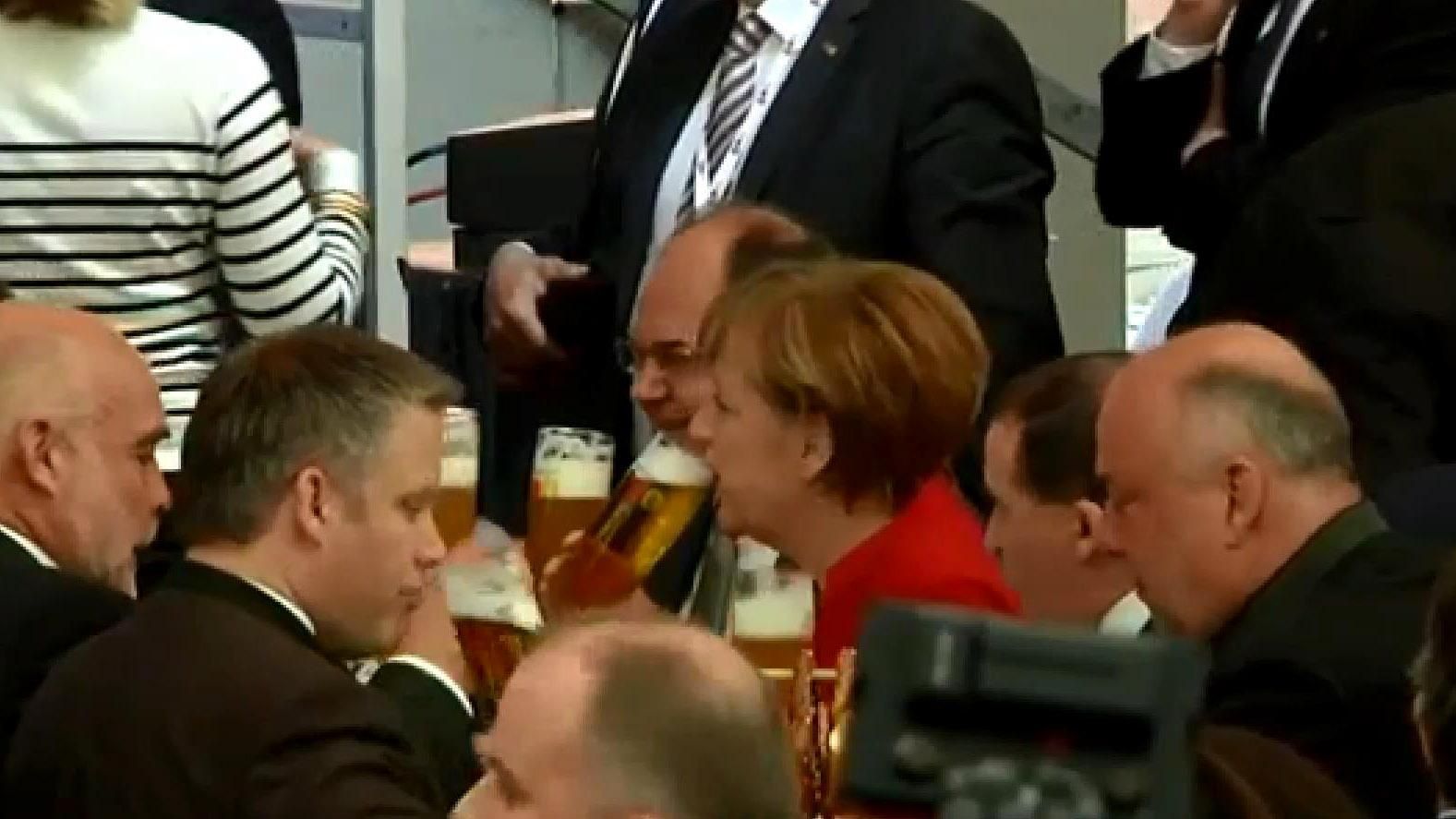 Массовые гуляния в Германии: Меркель выпила пива