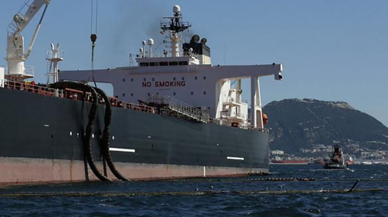 Российские спасатели отказались тушить пожар на танкере Российские спасатели отказались тушить пожар на танкере