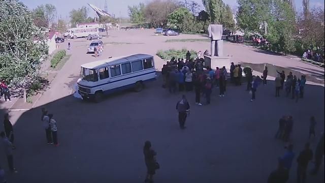 Невідомі у формі знесли голову Леніну: звалити повністю завадили місцеві Невідомі у формі знесли голову Леніну: звалити повністю завадили місцеві