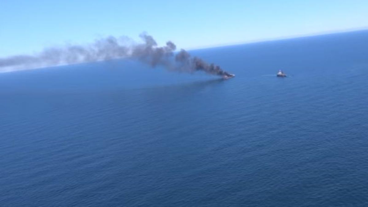 Стовп диму посеред моря: з'явилось відео нищівної пожежі на російському танкері Стовп диму посеред моря: з'явилось відео нищівної пожежі на російському танкері