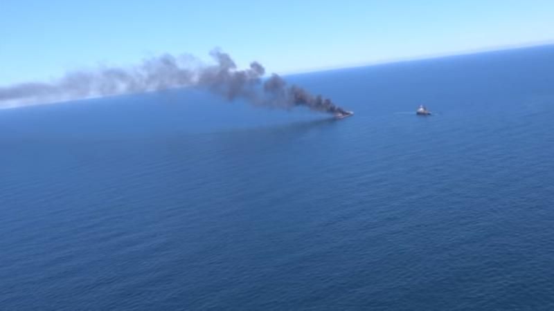 Стовп диму посеред моря: з'явилось відео нищівної пожежі на російському танкері
