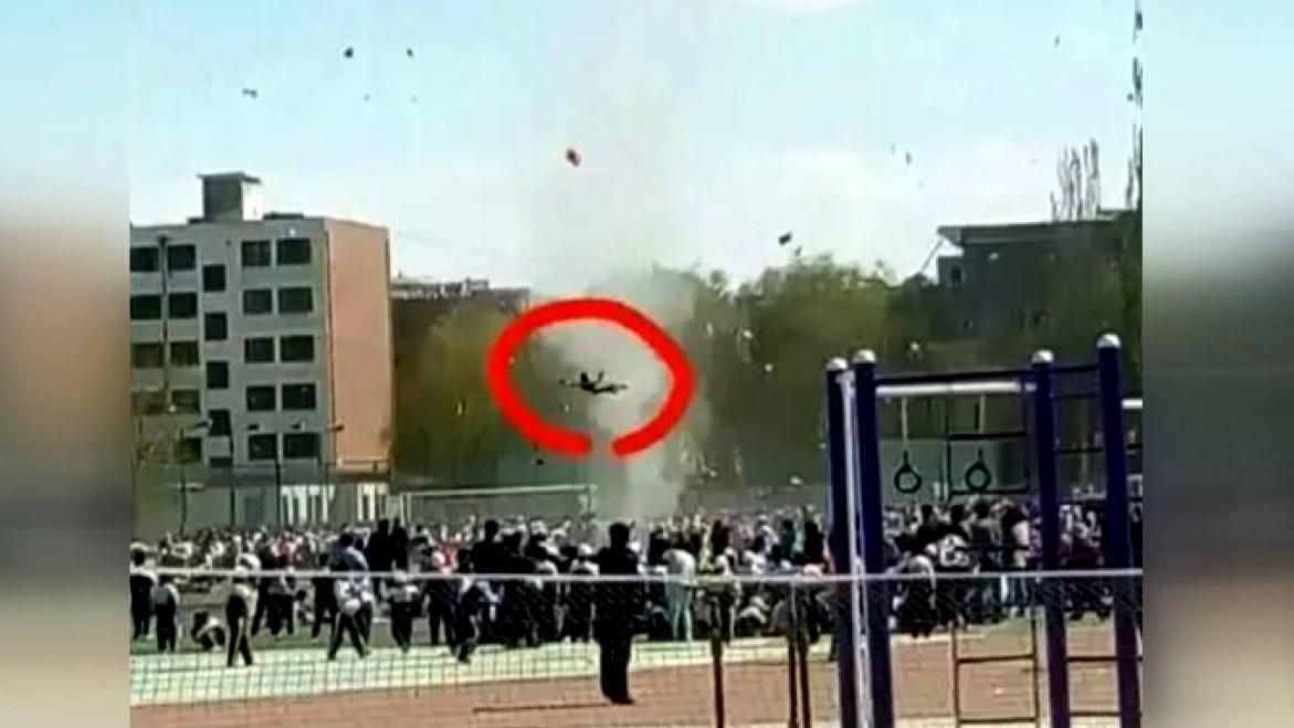 Парень чудом выжил после того, как торнадо поднял его в воздух Парень чудом выжил после того, как торнадо поднял его в воздух