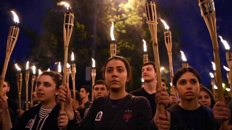 В Ереване почтили память жертв геноцида: факельное шествие с высоты птичьего полета
