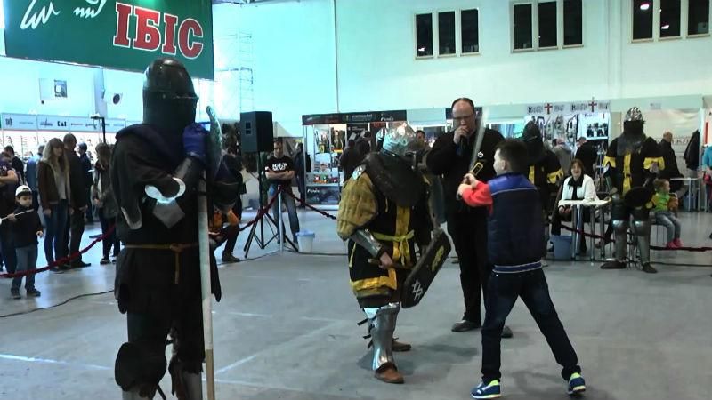 Справжні лицарські бої влаштували в Києві Справжні лицарські бої влаштували в Києві