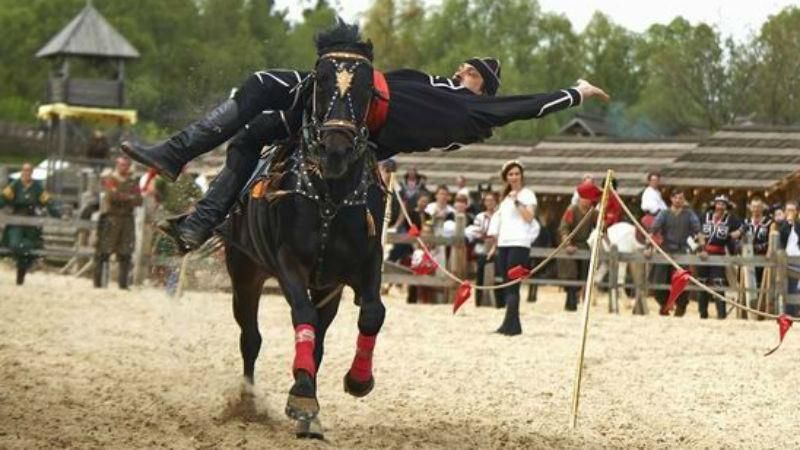 Найкращі українські кінні каскадери вразили небезпечними трюками Найкращі українські кінні каскадери вразили небезпечними трюками