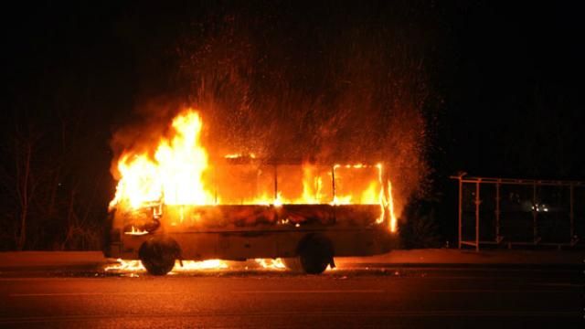 Дві маршрутки повністю згоріли у Києві Дві маршрутки повністю згоріли у Києві