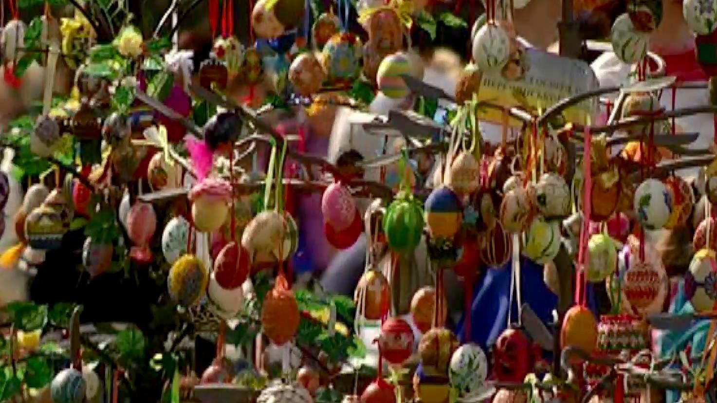 Украинский город украсили тысячами писанок Украинский город украсили тысячами писанок