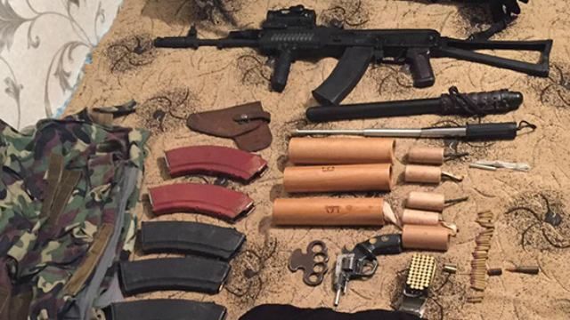 Патрульний поліцейський торгував зброєю Патрульний поліцейський торгував зброєю