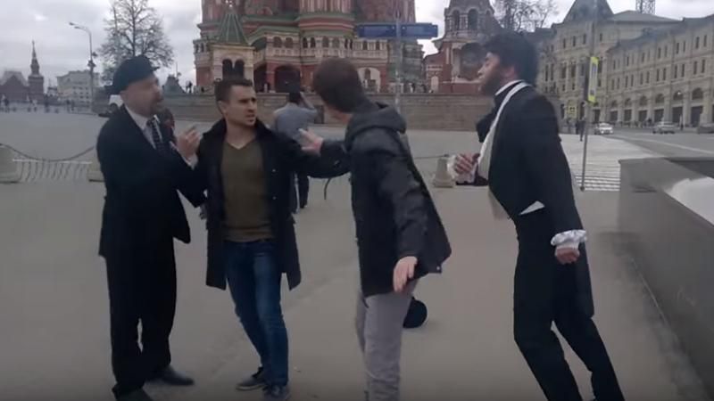 Как Пушкин и Ленин дрались возле Кремля: появилось забавное видео