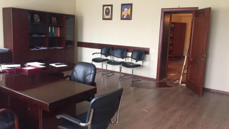 Погром на Волынской таможне: приемная начальника теперь без дверей Погром на Волынской таможне: приемная начальника теперь без дверей