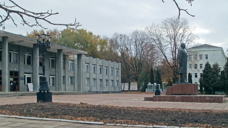 Ленин на миллион: на Черниговщине памятник продают, как одежду через интернет Ленин на миллион: на Черниговщине памятник продают, как одежду через интернет