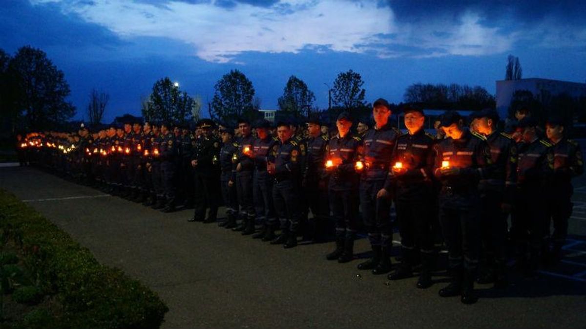 Сучасні рятувальники провели мітинг-реквієм в пам'ять про жертв Чорнобиля Сучасні рятувальники провели мітинг-реквієм в пам'ять про жертв Чорнобиля