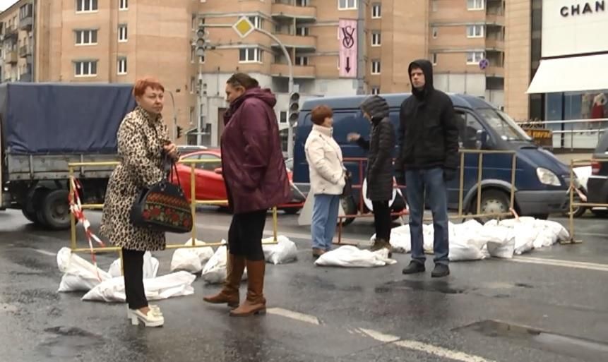 Киевляне перекрыли дорогу, чтобы привлечь внимание к незаконным террасам Киевляне перекрыли дорогу, чтобы привлечь внимание к незаконным террасам