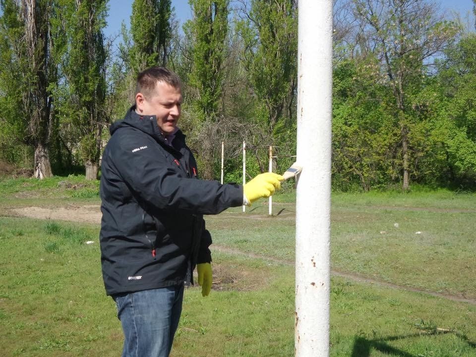 Мер Дніпропетровська зганьбився невдалим фарбуванням штанги Мер Дніпропетровська зганьбився невдалим фарбуванням штанги