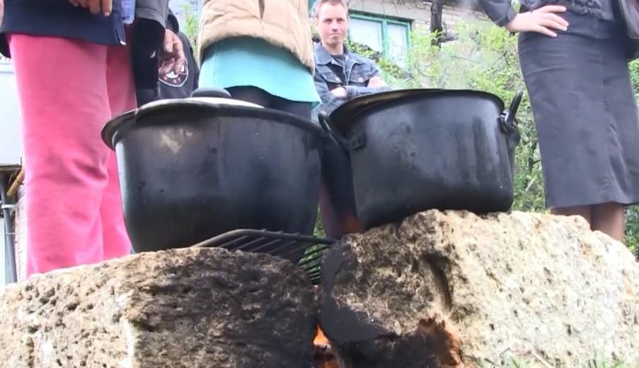 Свавілля ЖЕКу змусило жителів Херсону готувати їжу на багатті просто неба Свавілля ЖЕКу змусило жителів Херсону готувати їжу на багатті просто неба