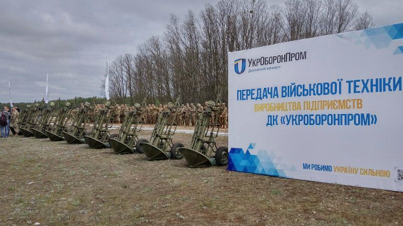 На передачу военной техники под Киевом Порошенко прилетел двумя вертолетами