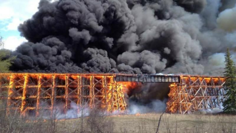 Железнодорожный мост сгорел дотла: спасатели показали впечатляющие разрушительные кадры