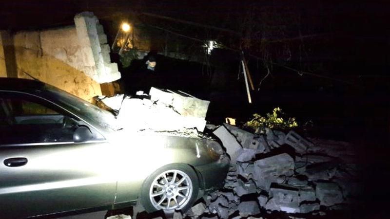 В Киеве обвалилась стена – под завалами оказалось авто
