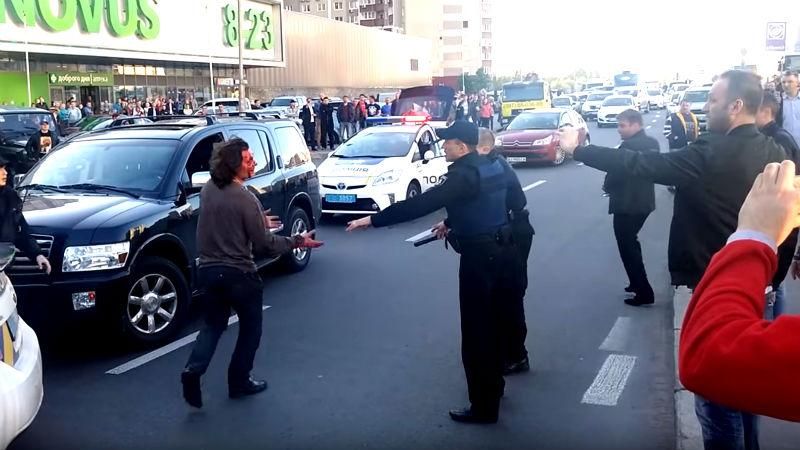 Неадекватный водитель Infiniti устроил разборки с полицией