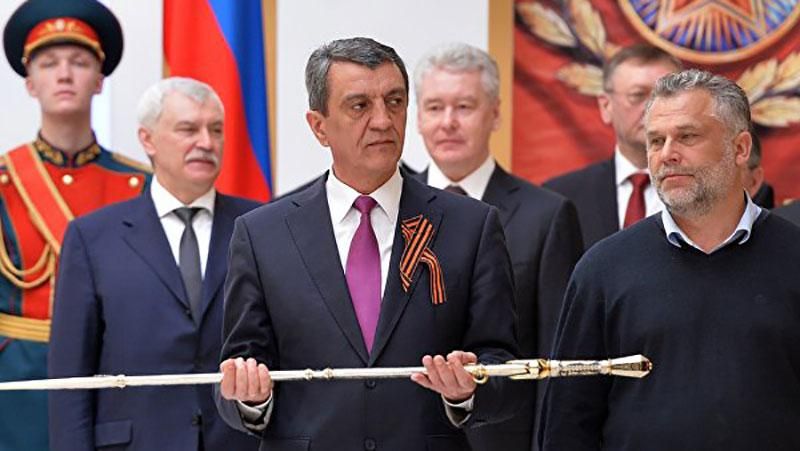 Чиновникам Севастополя пригрозили звільненням через георгіївські стрічки Чиновникам Севастополя пригрозили звільненням через георгіївські стрічки