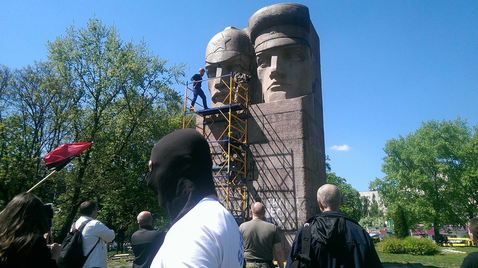 У Києві активісти взялись за пам'ятник чекістам