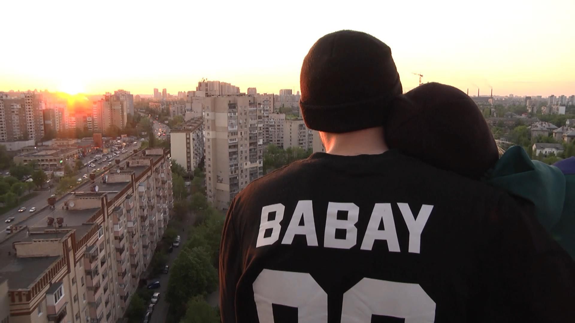 Київська пара руферів показала кілька небезпечних трюків на висоті Київська пара руферів показала кілька небезпечних трюків на висоті