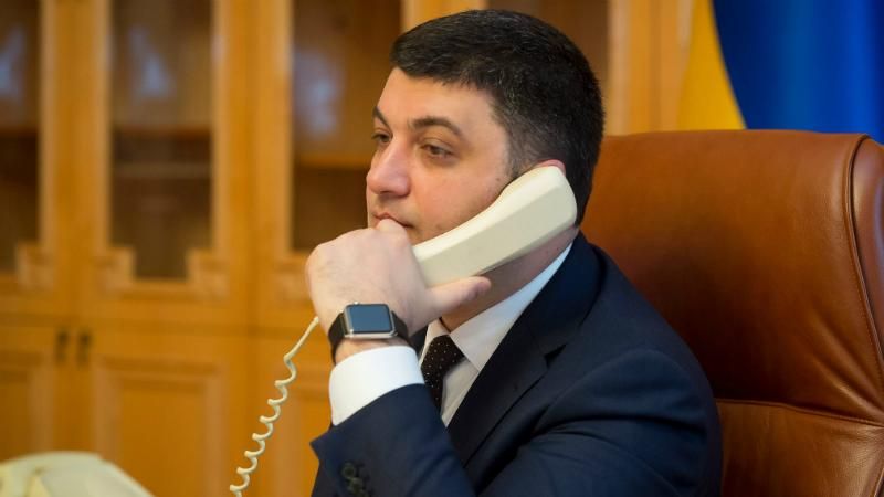 Гройсман похвалився, як з самого ранку попрацював в колл-центрі Гройсман похвалився, як з самого ранку попрацював в колл-центрі