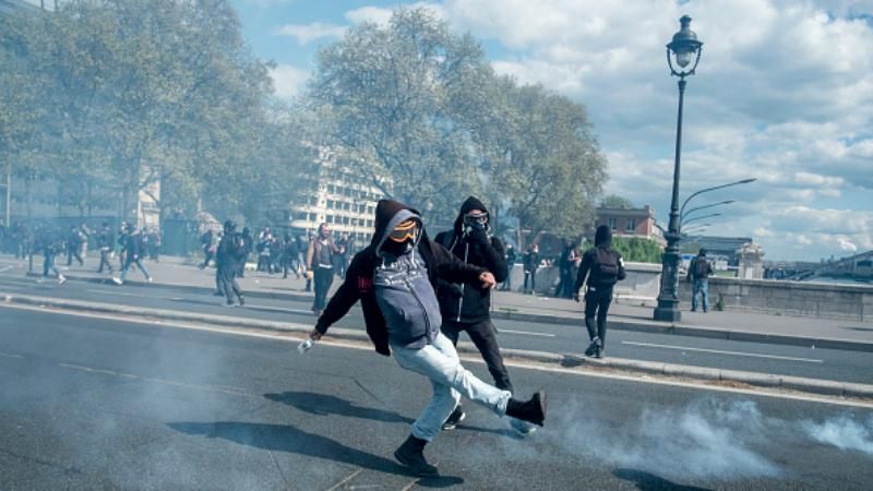 Францию охватили массовые протесты: десятки раненых полицейских, сотня арестованных Францию охватили массовые протесты: десятки раненых полицейских, сотня арестованных