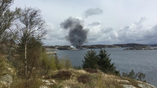 Вертолет потерпел сокрушительную аварию в море: столб черного дыма видно за километры