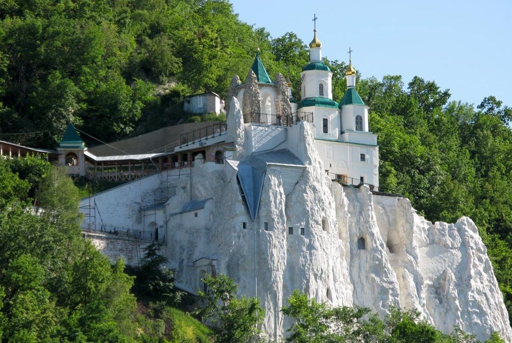 Гид по 10 необычным храмам Украины, которые стоит посетить на Пасху