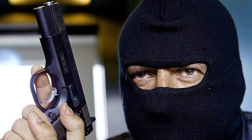 Збройне пограбування банку в Запоріжжі: двоє поліцейських поранені