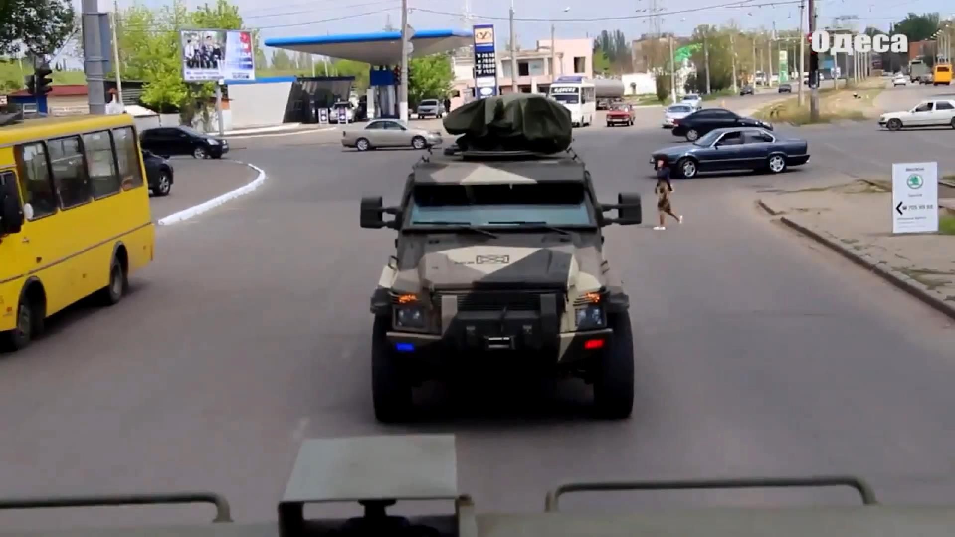 В Одессу прибывает военная бронетехника
